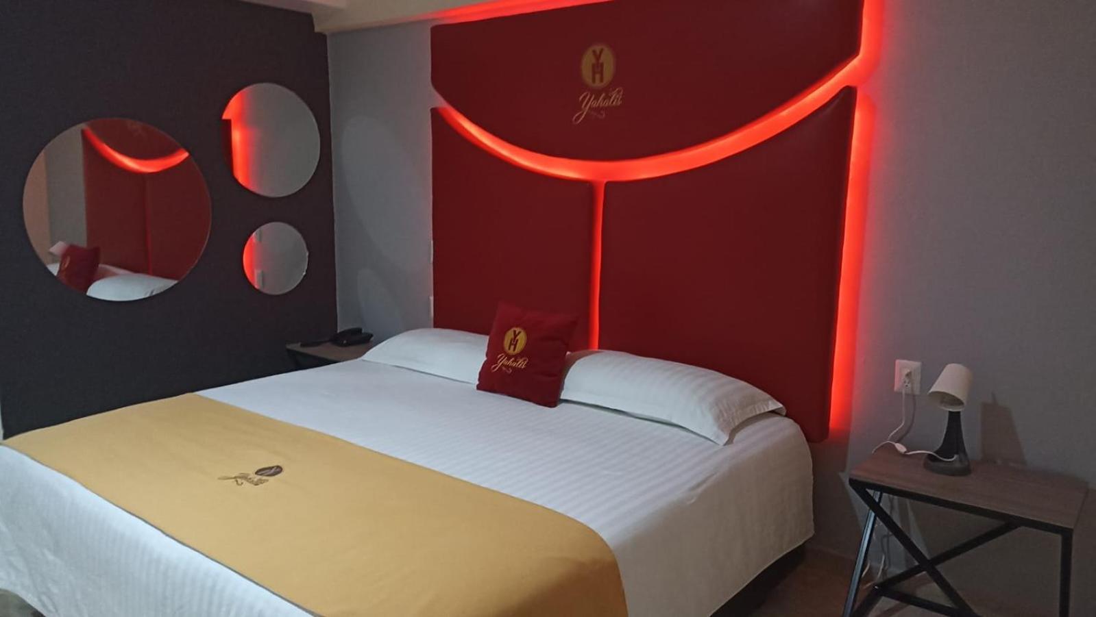 Hotel Yahalis Хилотепек-де-Абасоло Экстерьер фото